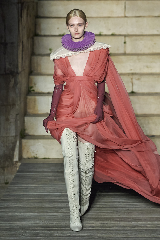 عرض أزياء غوتشي كروز 2023 خطوة نحو مستقبل حيوي في عالم الموضة