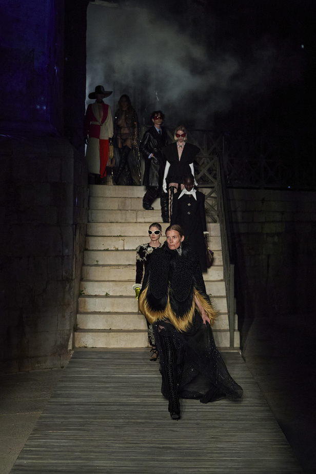 عرض أزياء غوتشي كروز 2023 خطوة نحو مستقبل حيوي في عالم الموضة