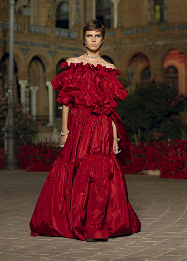 Dior تحتفل بالأنوثة في مجموعة "ديور كروز" للعام 2023