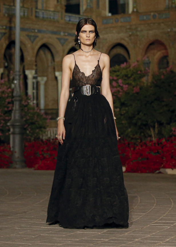 Dior تحتفل بالأنوثة في مجموعة "ديور كروز" للعام 2023