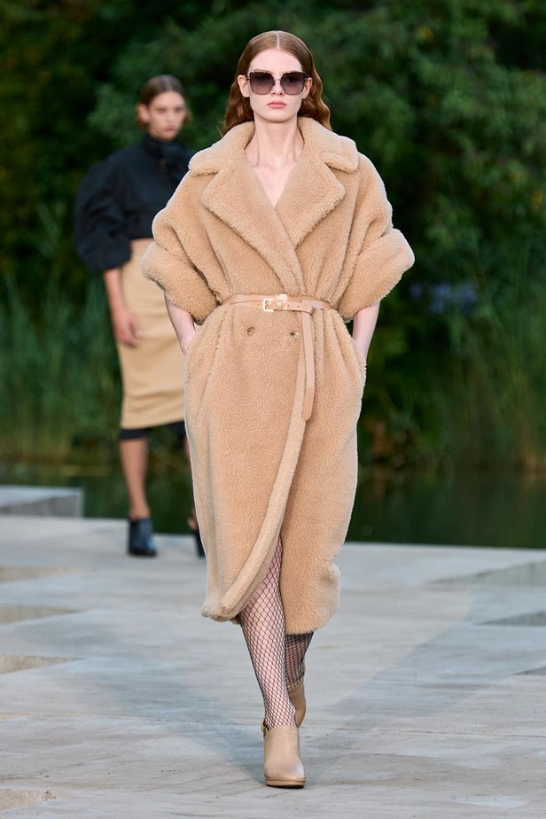 عرض أزياء Max Mara Resort 2023