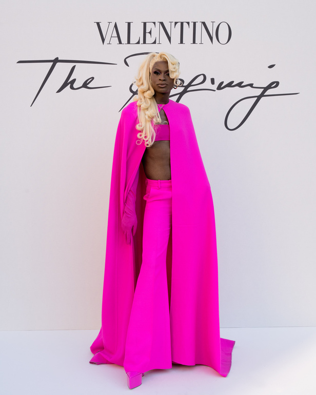 مجموعة Valentino للهوت كوتور 2022 تتخطى التقاليد بقطع عصرية