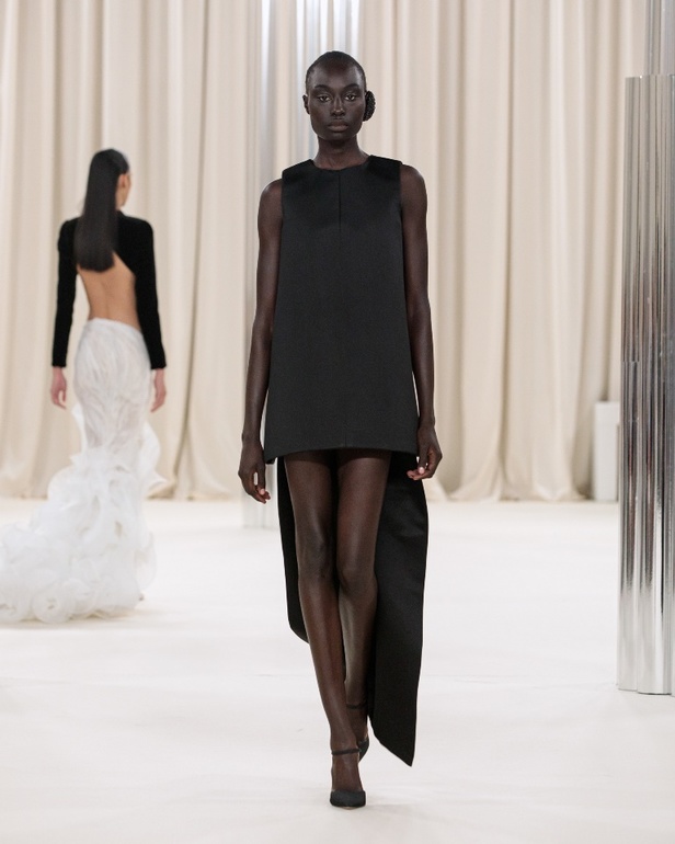 Ashi Studio تكشف عن مجموعة كوتور خريف وشتاء 2023 بعنوان "الأمواج"