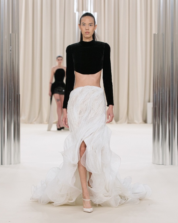 Ashi Studio تكشف عن مجموعة كوتور خريف وشتاء 2023 بعنوان "الأمواج"