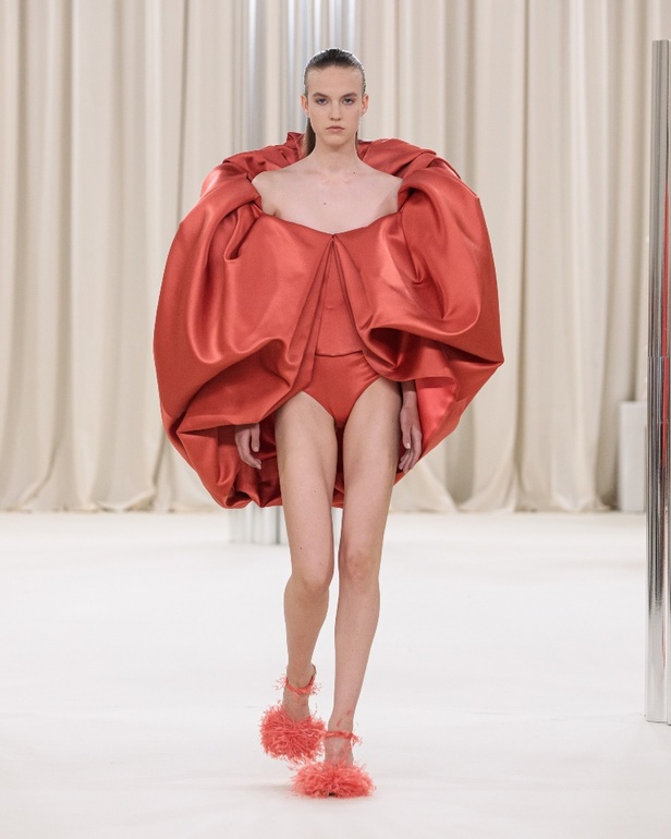 Ashi Studio تكشف عن مجموعة كوتور خريف وشتاء 2023 بعنوان "الأمواج"