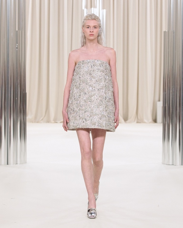 Ashi Studio تكشف عن مجموعة كوتور خريف وشتاء 2023 بعنوان "الأمواج"