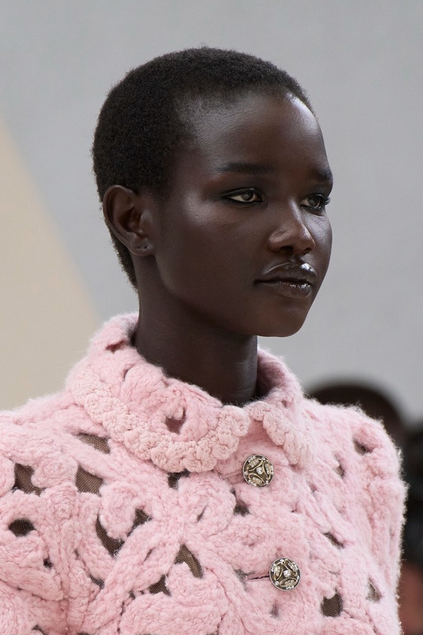 اطلالات جمالية من مجموعة CHANEL للأزياء الراقية لخريف وشتاء 2023