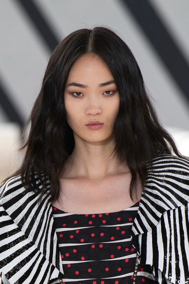 اطلالات جمالية من مجموعة CHANEL للأزياء الراقية لخريف وشتاء 2023