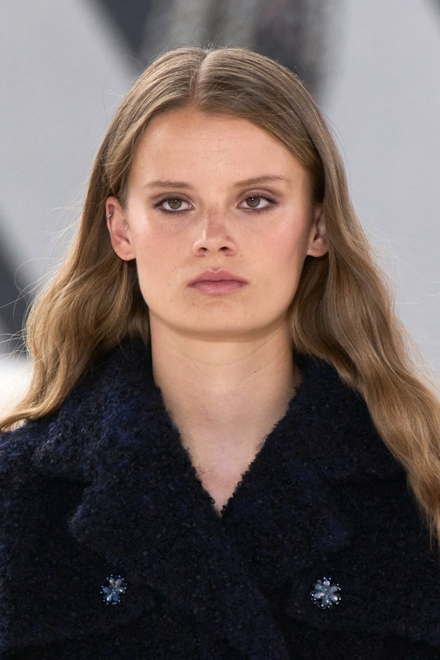 اطلالات جمالية من مجموعة CHANEL للأزياء الراقية لخريف وشتاء 2023