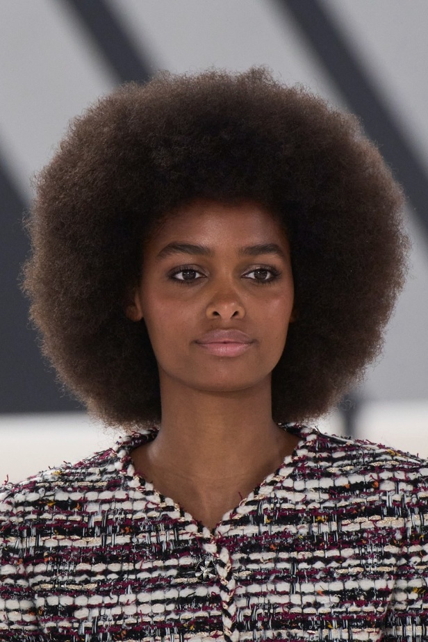 اطلالات جمالية من مجموعة CHANEL للأزياء الراقية لخريف وشتاء 2023