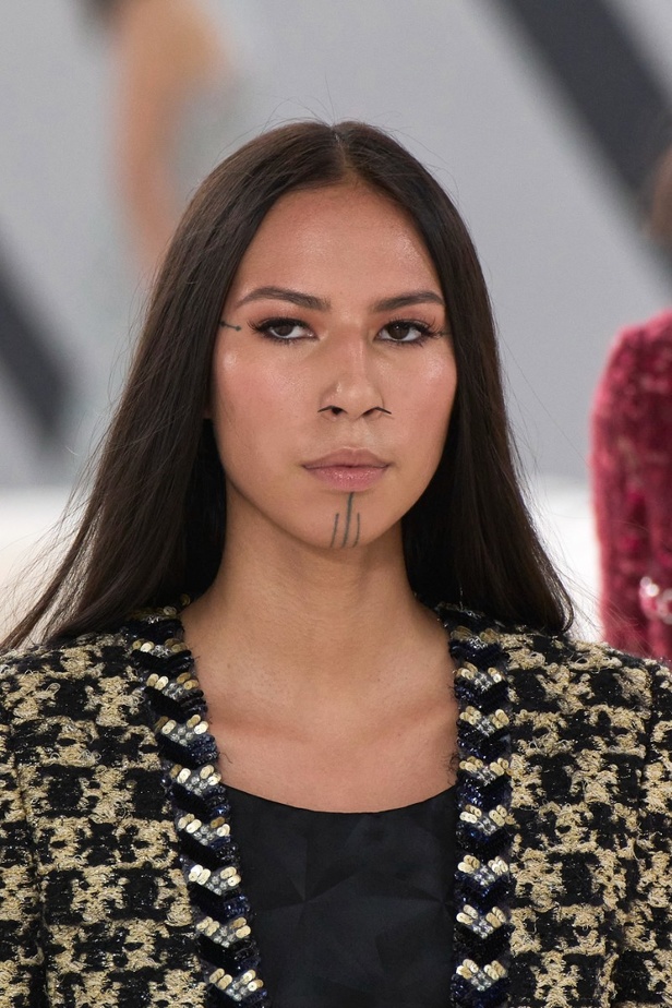 اطلالات جمالية من مجموعة CHANEL للأزياء الراقية لخريف وشتاء 2023