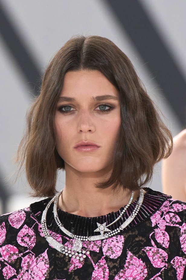 اطلالات جمالية من مجموعة CHANEL للأزياء الراقية لخريف وشتاء 2023