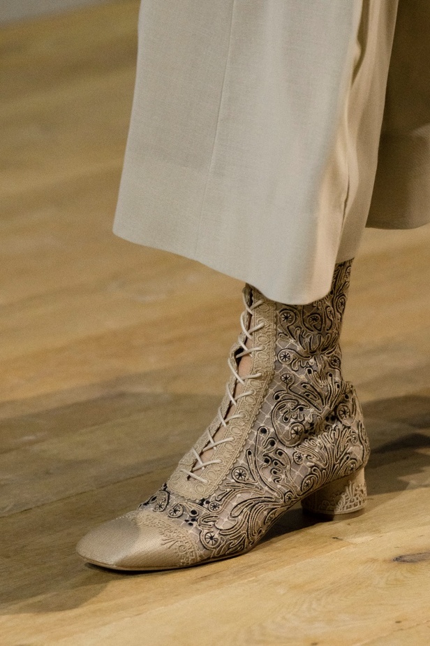 تُجسّد شجرة الحياة القلب النابض لأعمال الفنّانة الأوكرانيّة أوليسيا تروفيمنكوOlesia  Trofymenko ونقطة الانطلاق لمجموعة "ديور" Dior للتصاميم الراقية "أوت كوتور" لموسم خريف وشتاء 2022-2023 من تصميم Maria Grazia Chiuri . يُضفي كلّ من الرسم والتطريز شحنةً عاطفيّةً على هذه الصورة التي تُشكّل رمزًا لمختلف الثقافات والأساطير البعيدة في أقاصي الأرض. تربط شجرة الحياة كافّة أشكال التكوين؛ فهي تصل إلى السماء وتربطها بالأرض من خلال أغصانها وجذورها. يتماشى شعار "أوليسيا تروفيمنكو" Olesia Trofymenko مع الرّموز الأسلوبيّة