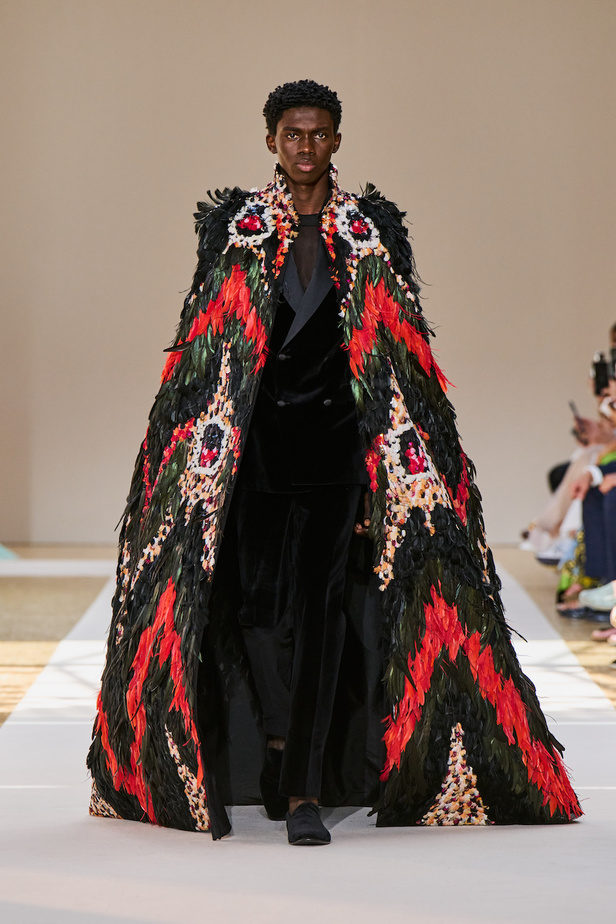 من عرض ايلي صعب للهوت كوتور لموسم خريف وشتاء 2022