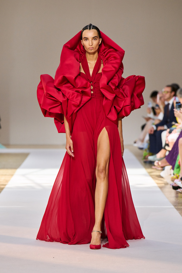 من عرض ايلي صعب للهوت كوتور لموسم خريف وشتاء 2022