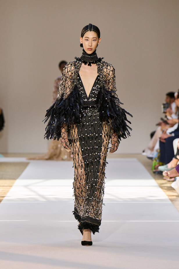 من عرض ايلي صعب للهوت كوتور لموسم خريف وشتاء 2022