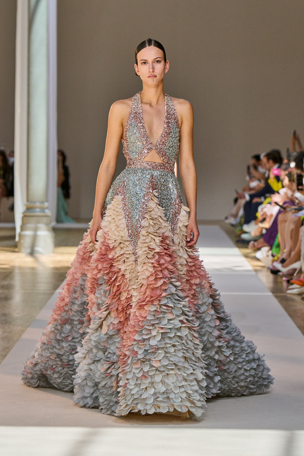 من عرض ايلي صعب للهوت كوتور لموسم خريف وشتاء 2022