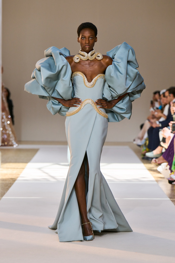 من عرض ايلي صعب للهوت كوتور لموسم خريف وشتاء 2022