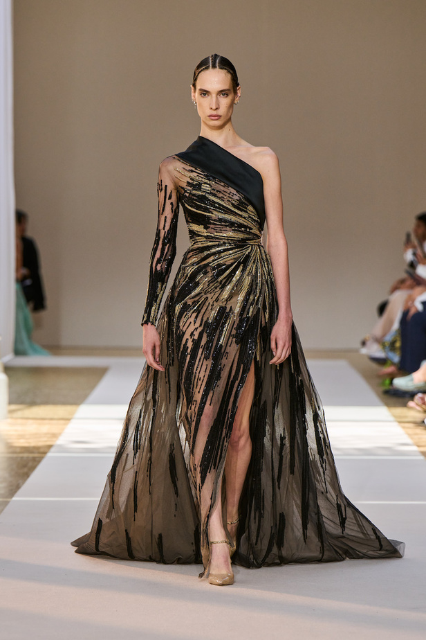 من عرض ايلي صعب للهوت كوتور لموسم خريف وشتاء 2022