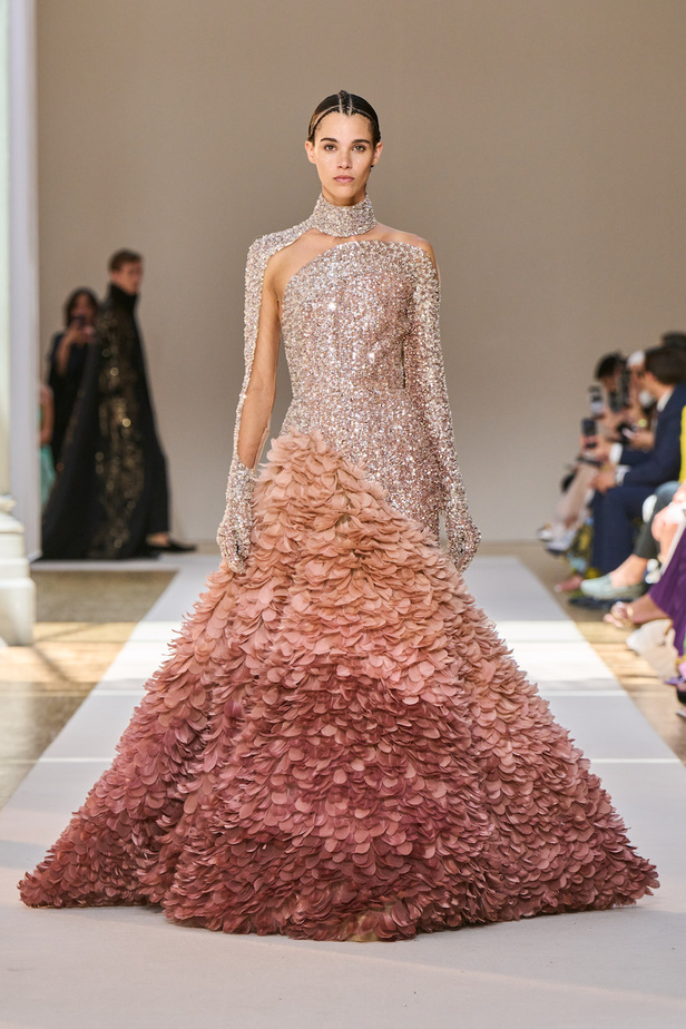 من عرض ايلي صعب للهوت كوتور لموسم خريف وشتاء 2022