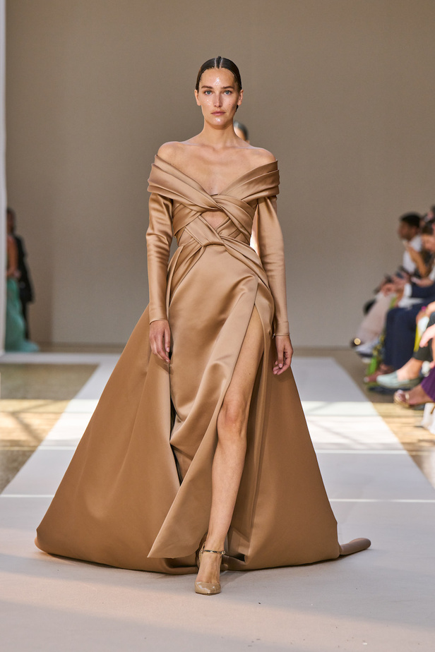 من عرض ايلي صعب للهوت كوتور لموسم خريف وشتاء 2022