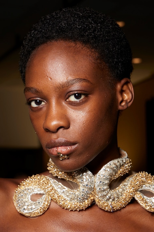 مجموعة ايلي صعب للهوت كوتور لموسم خريف وشتاء 2022