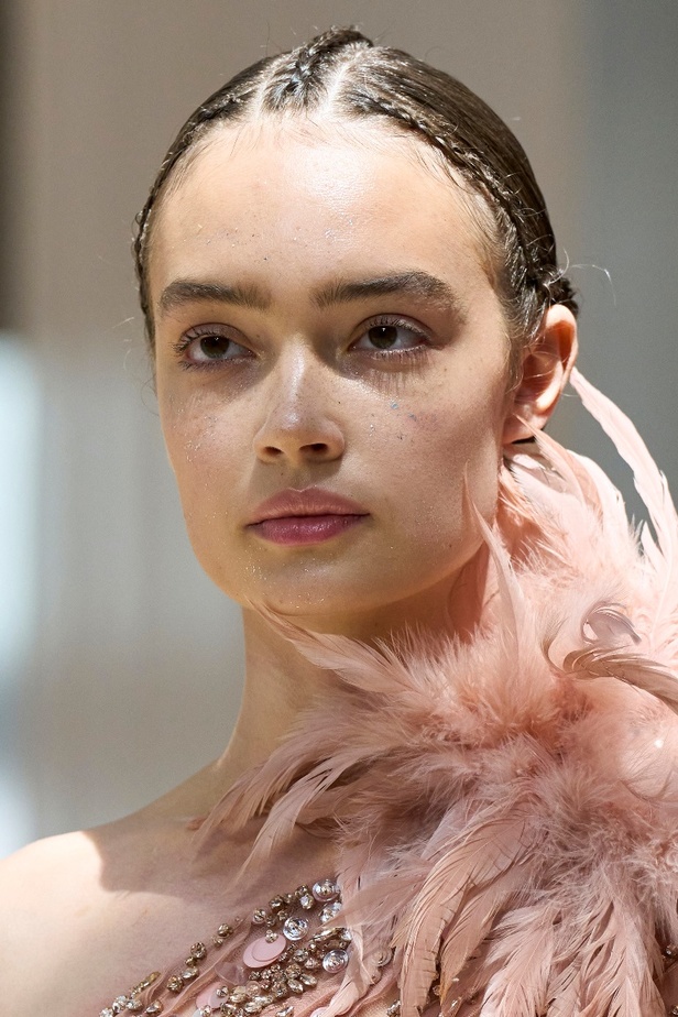 مجموعة ايلي صعب للهوت كوتور لموسم خريف وشتاء 2022