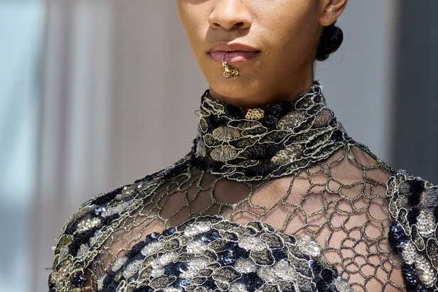 مجموعة ايلي صعب للهوت كوتور لموسم خريف وشتاء 2022