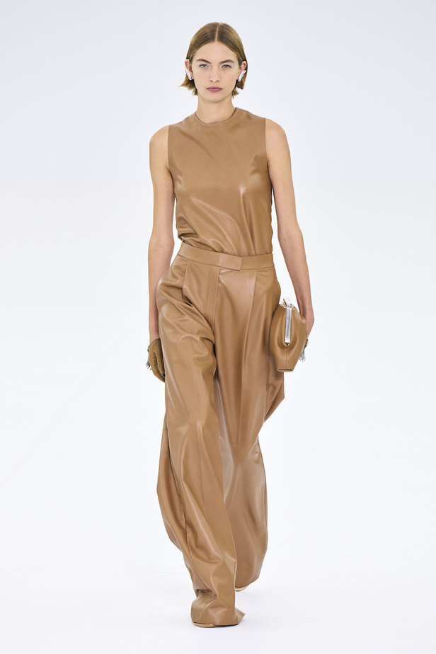 من مجموع فندي للهوت كوتور لخريف وشتاء 2022