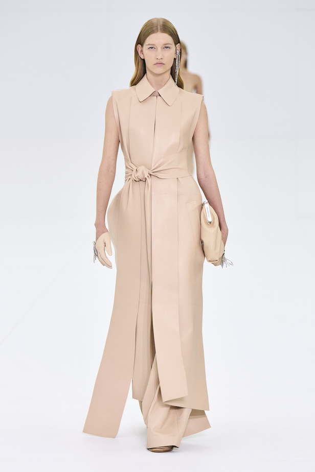 من مجموع فندي للهوت كوتور لخريف وشتاء 2022