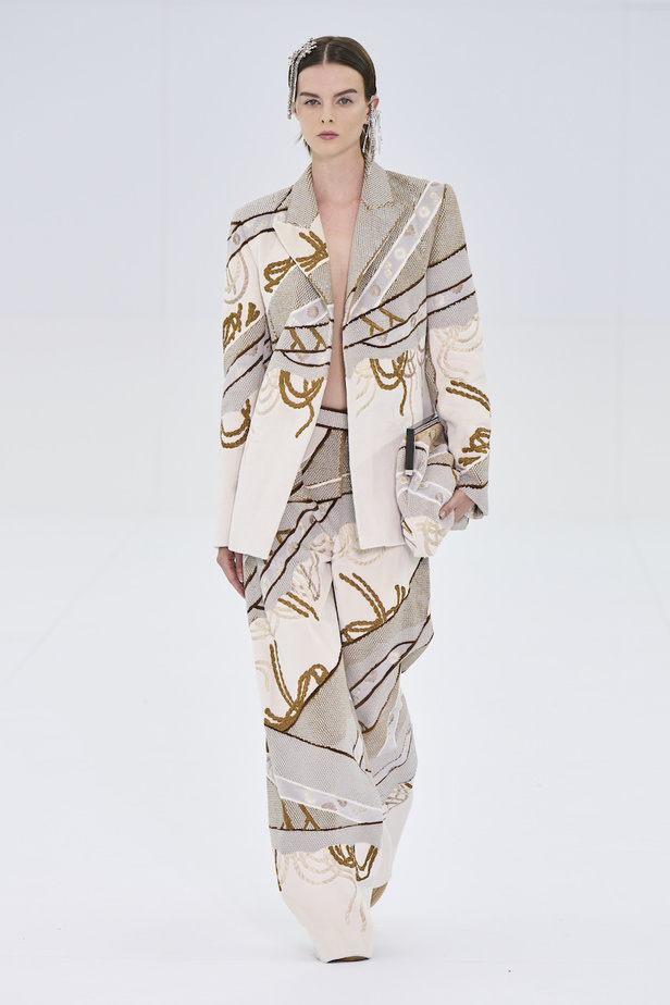 من مجموع فندي للهوت كوتور لخريف وشتاء 2022