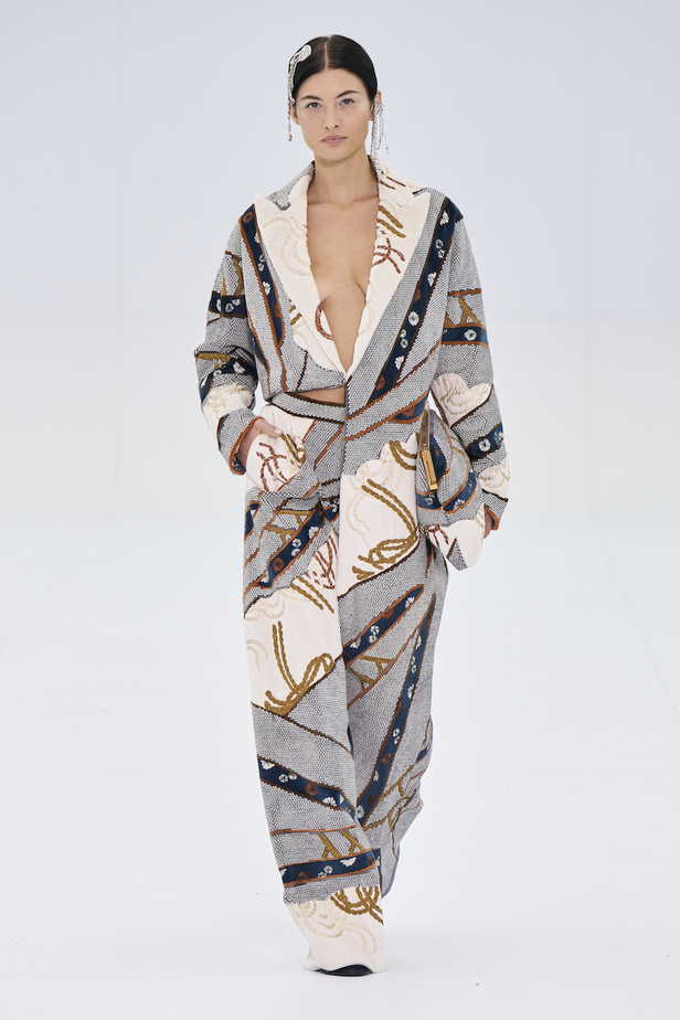 من مجموع فندي للهوت كوتور لخريف وشتاء 2022