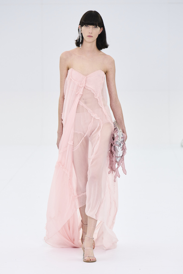 من مجموع فندي للهوت كوتور لخريف وشتاء 2022