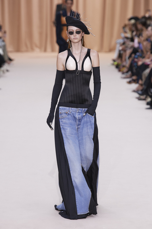 مجموعة Jean Paul Gaultier تحيي موضة القش والخطوط المقلمة في شتاء 2023 