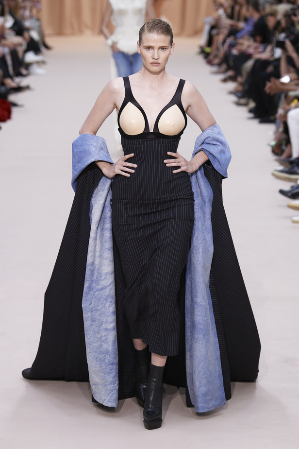 مجموعة Jean Paul Gaultier تحيي موضة القش والخطوط المقلمة في شتاء 2023 