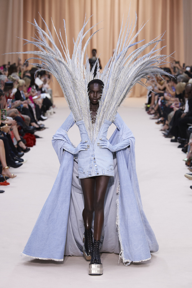 مجموعة Jean Paul Gaultier تحيي موضة القش والخطوط المقلمة في شتاء 2023 