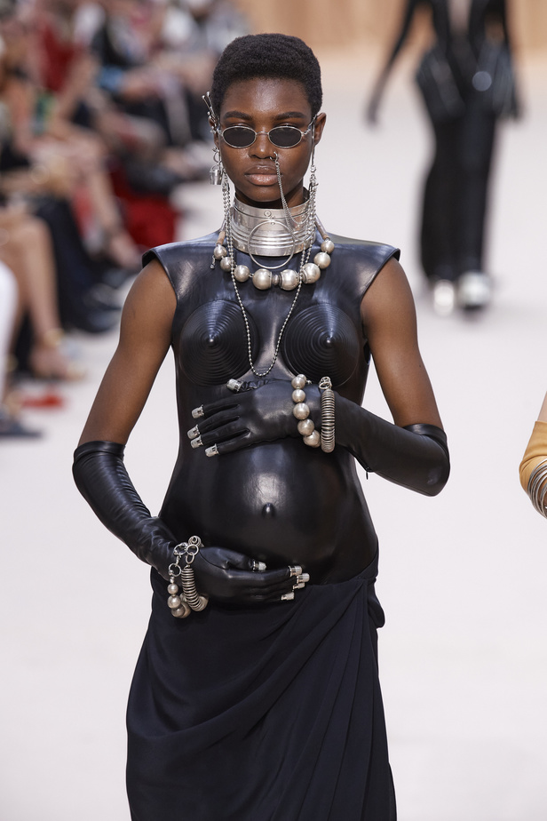 مجموعة Jean Paul Gaultier تحيي موضة القش والخطوط المقلمة في شتاء 2023 