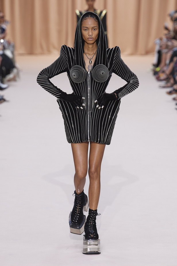 مجموعة Jean Paul Gaultier تحيي موضة القش والخطوط المقلمة في شتاء 2023 