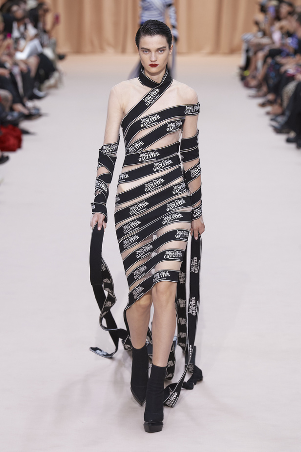 مجموعة Jean Paul Gaultier تحيي موضة القش والخطوط المقلمة في شتاء 2023 