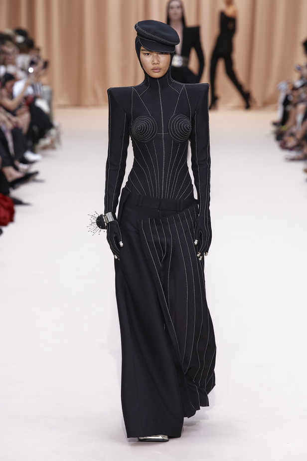 مجموعة Jean Paul Gaultier تحيي موضة القش والخطوط المقلمة في شتاء 2023 