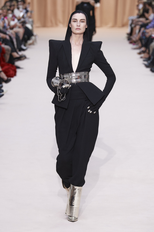 مجموعة Jean Paul Gaultier تحيي موضة القش والخطوط المقلمة في شتاء 2023 