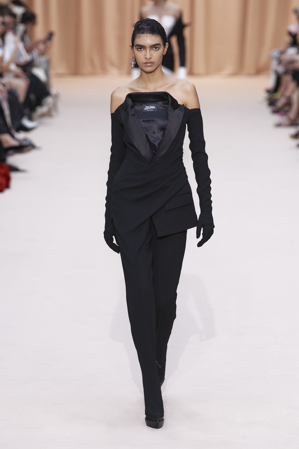 مجموعة Jean Paul Gaultier تحيي موضة القش والخطوط المقلمة في شتاء 2023 