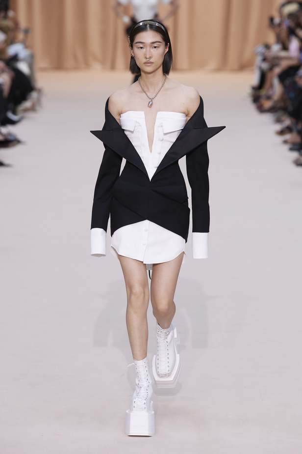 مجموعة Jean Paul Gaultier تحيي موضة القش والخطوط المقلمة في شتاء 2023 