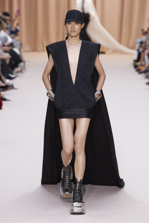 مجموعة Jean Paul Gaultier تحيي موضة القش والخطوط المقلمة في شتاء 2023 