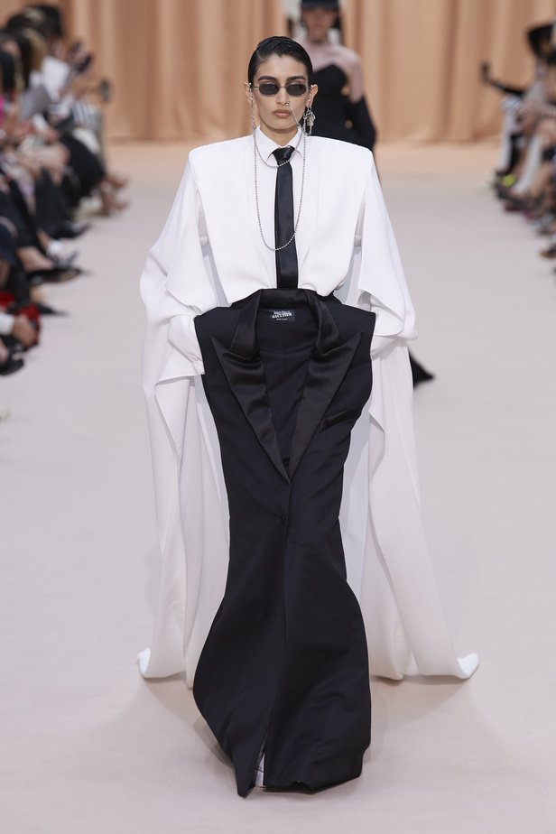 مجموعة Jean Paul Gaultier تحيي موضة القش والخطوط المقلمة في شتاء 2023 