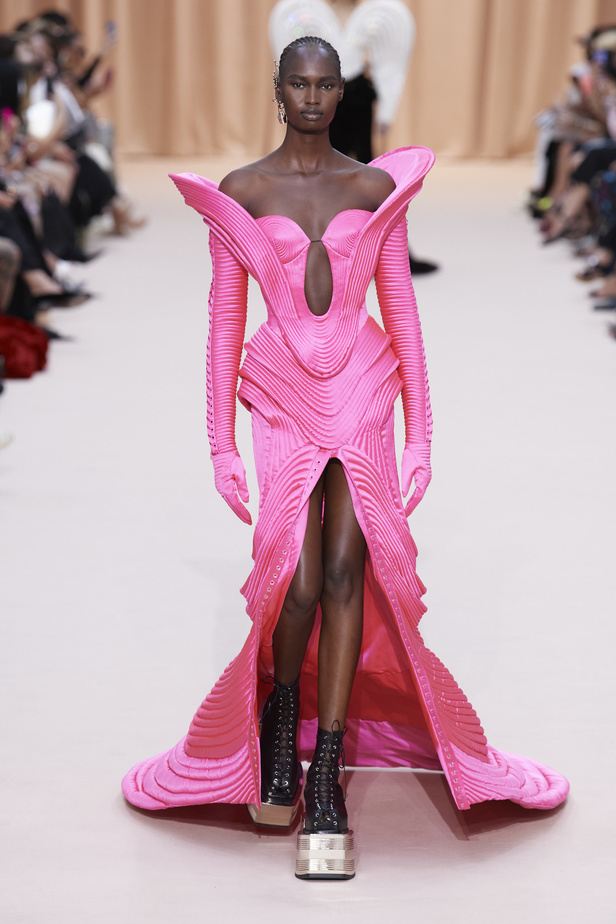 مجموعة Jean Paul Gaultier تحيي موضة القش والخطوط المقلمة في شتاء 2023 