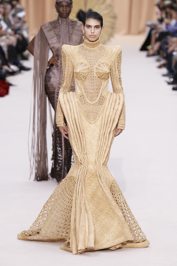 مجموعة Jean Paul Gaultier تحيي موضة القش والخطوط المقلمة في شتاء 2023 