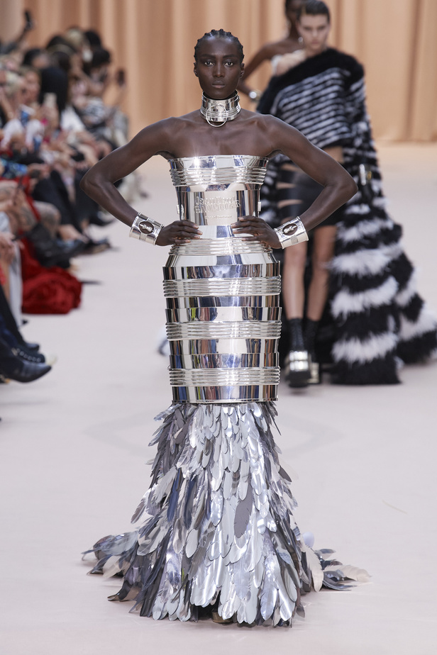 مجموعة Jean Paul Gaultier تحيي موضة القش والخطوط المقلمة في شتاء 2023 