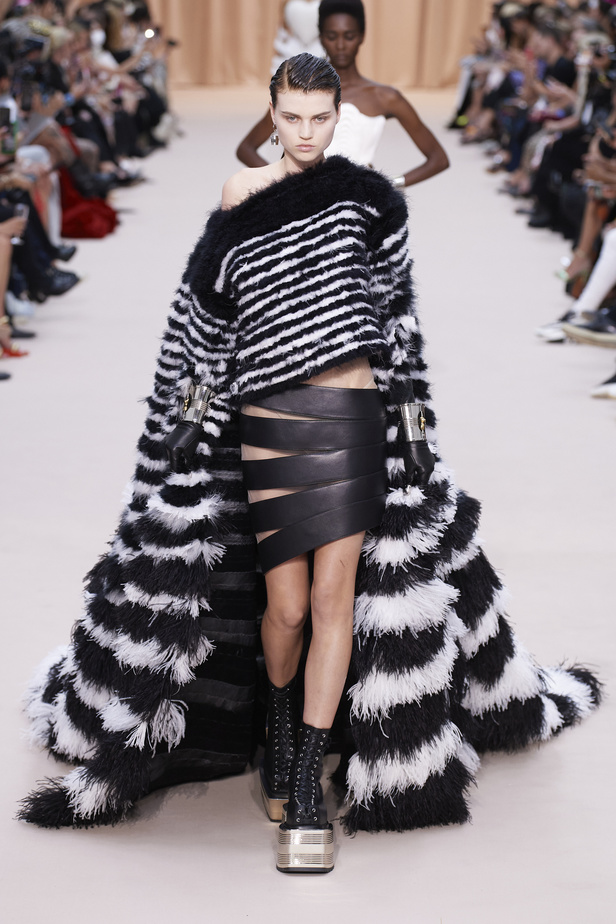 مجموعة Jean Paul Gaultier تحيي موضة القش والخطوط المقلمة في شتاء 2023 