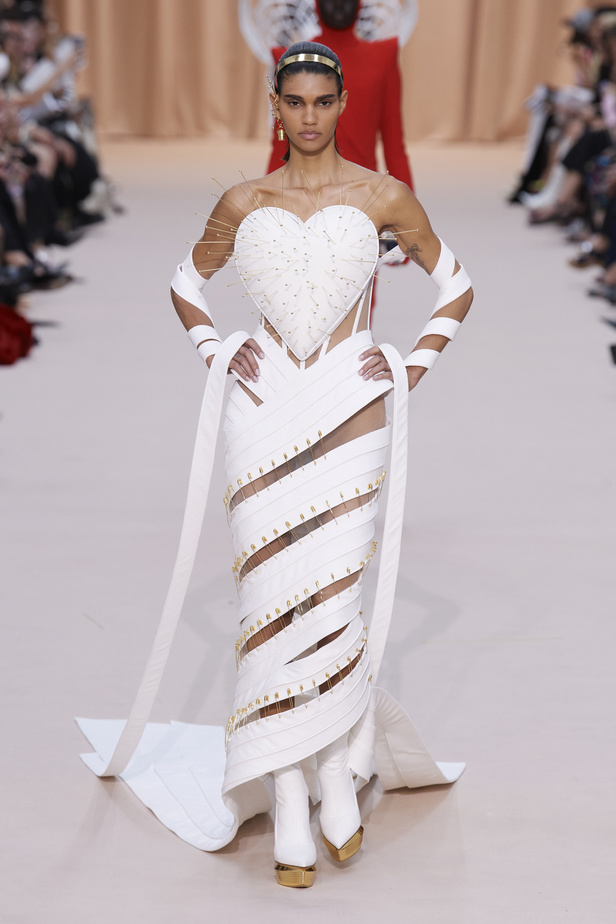 مجموعة Jean Paul Gaultier تحيي موضة القش والخطوط المقلمة في شتاء 2023 